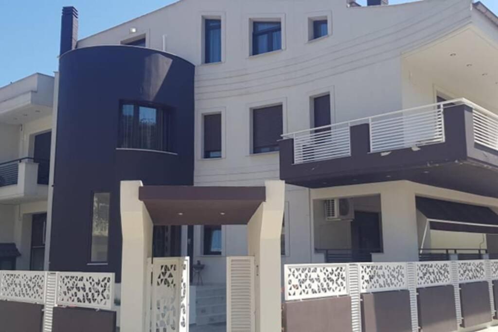 Aretoysa Center Luxury Suites 2 Néa Péramos 외부 사진