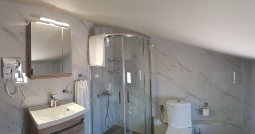 Aretoysa Center Luxury Suites 2 Néa Péramos 외부 사진