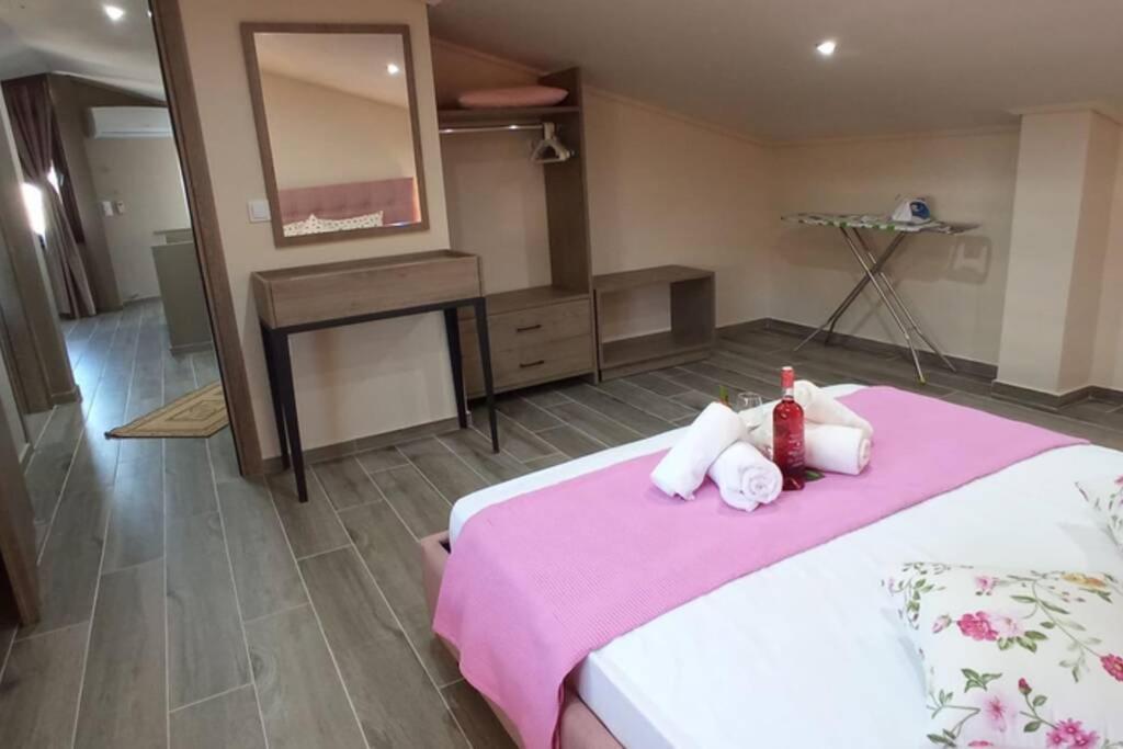 Aretoysa Center Luxury Suites 2 Néa Péramos 외부 사진