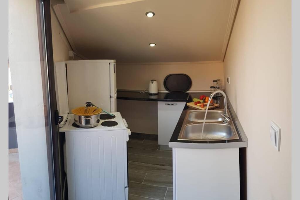Aretoysa Center Luxury Suites 2 Néa Péramos 외부 사진