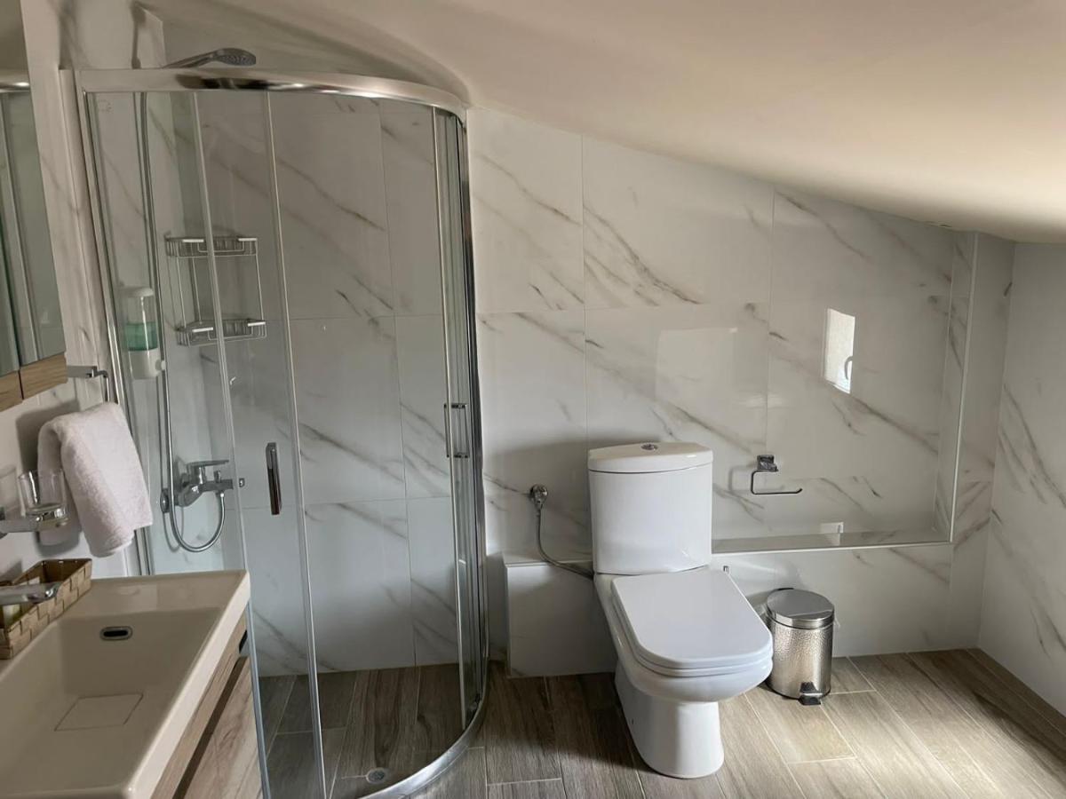 Aretoysa Center Luxury Suites 2 Néa Péramos 외부 사진
