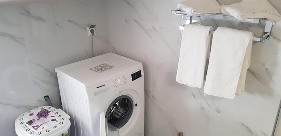 Aretoysa Center Luxury Suites 2 Néa Péramos 외부 사진