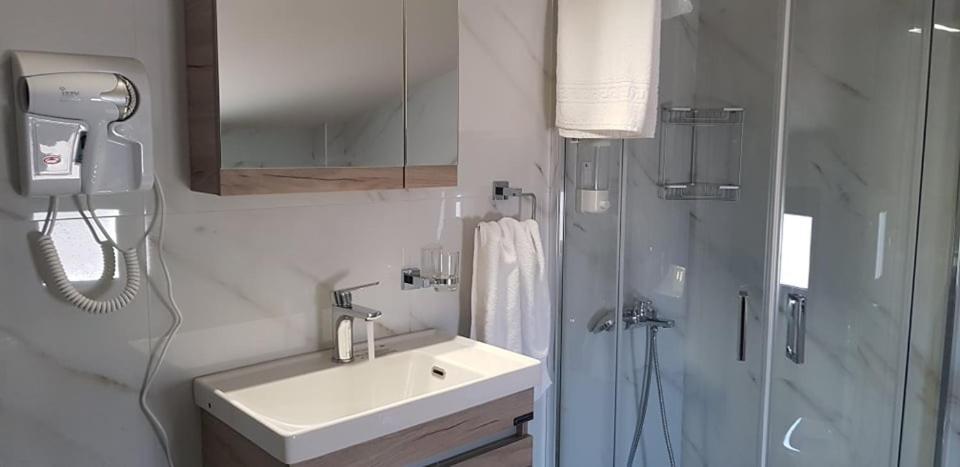 Aretoysa Center Luxury Suites 2 Néa Péramos 외부 사진