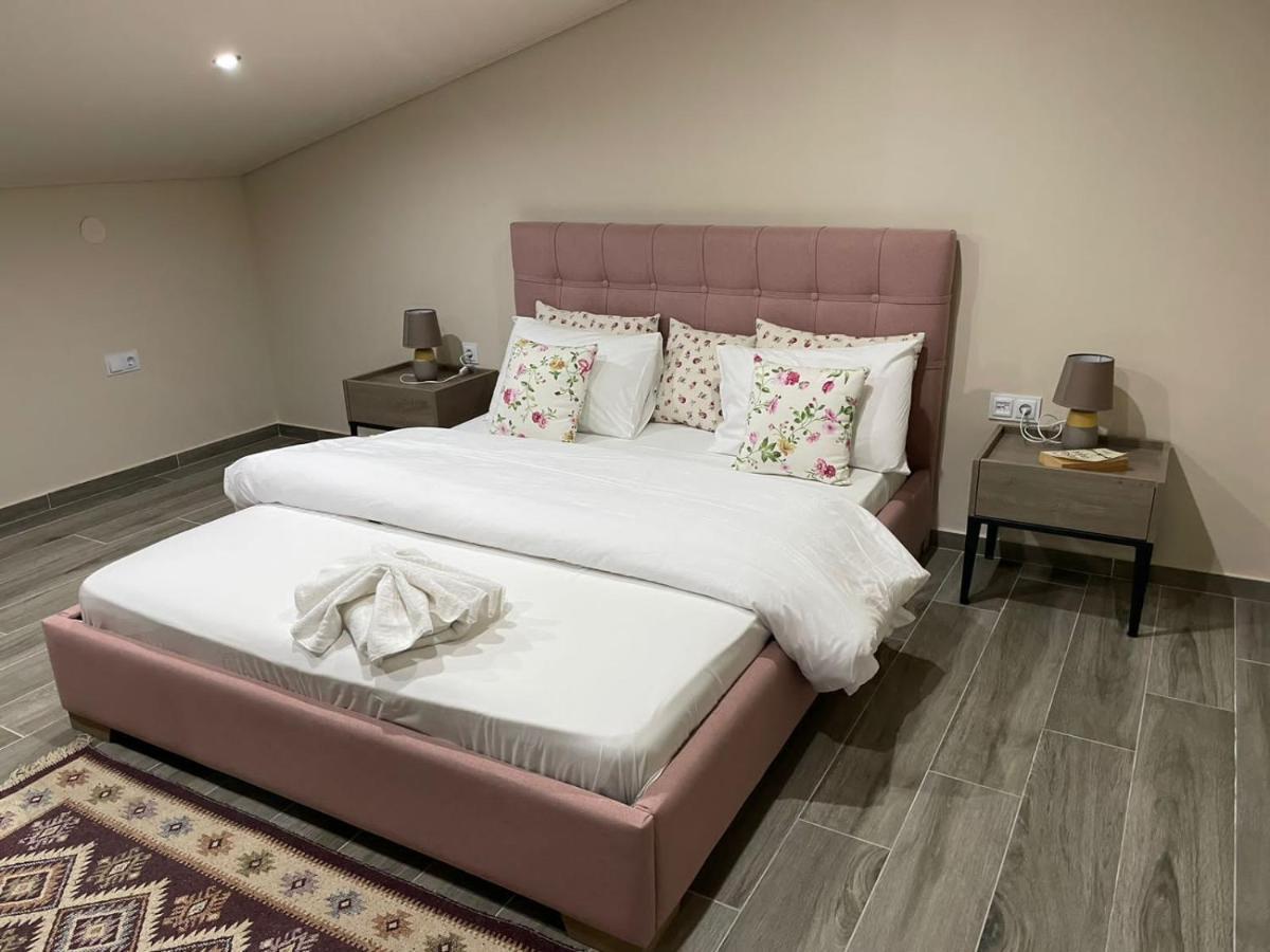 Aretoysa Center Luxury Suites 2 Néa Péramos 외부 사진