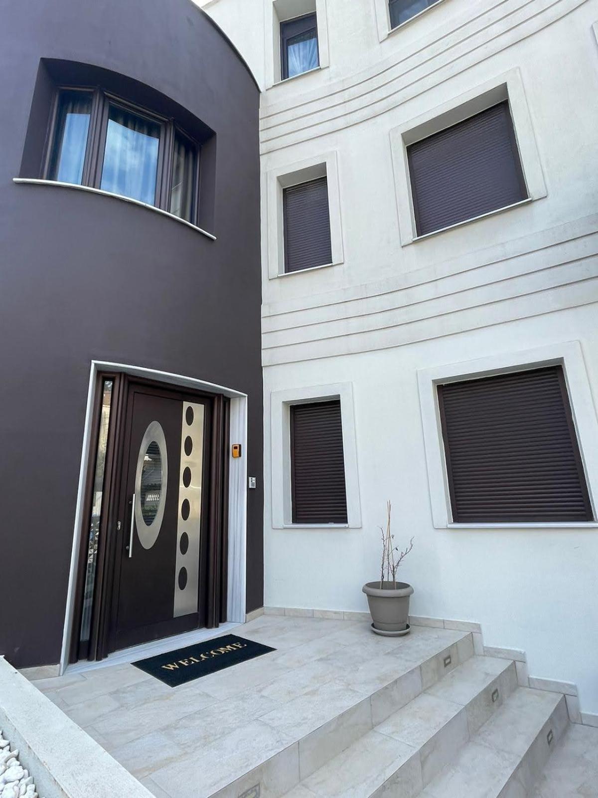 Aretoysa Center Luxury Suites 2 Néa Péramos 외부 사진